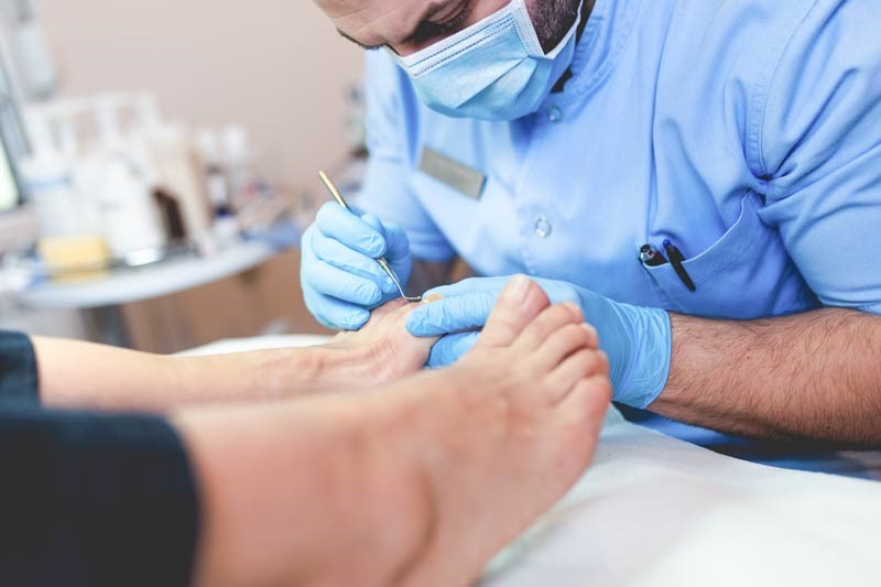 اهمیت مراجعه به دکتر متخصص عفونت ناخن پا چیست؟